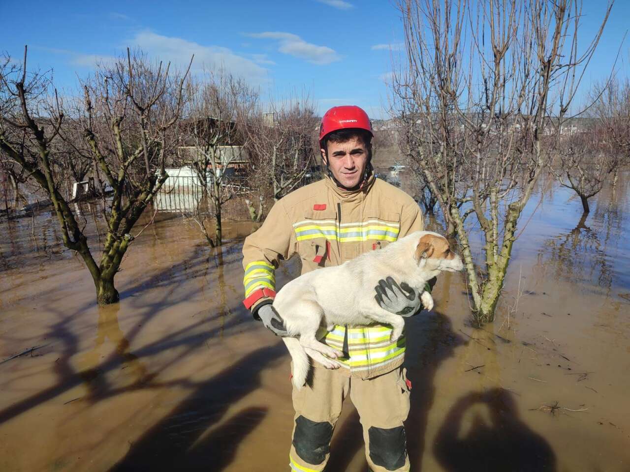 Manisa'da bir aile selde mahsur kaldı itfaiye imdada yetişti 5
